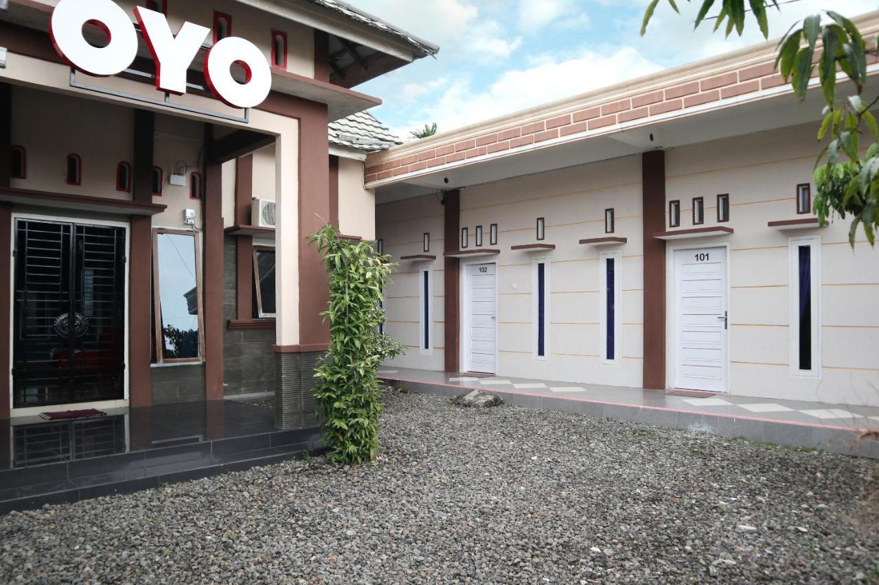 Oyo 2202 Delima Guest House Syariah Паданг Екстериор снимка